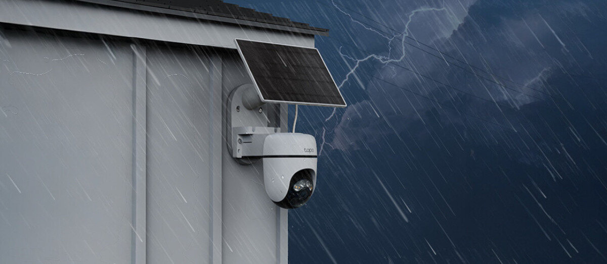 Kamera TP-LINK Tapo C630 Kit Zewnętrzna, Wi-Fi, Kamera obrotowa, pogoda, deszcz, odporność, obudowa, Kamera Tapo C630 zamontowana na ścianie podczas ulewy i burzy, podkreślająca szczelność IP65.