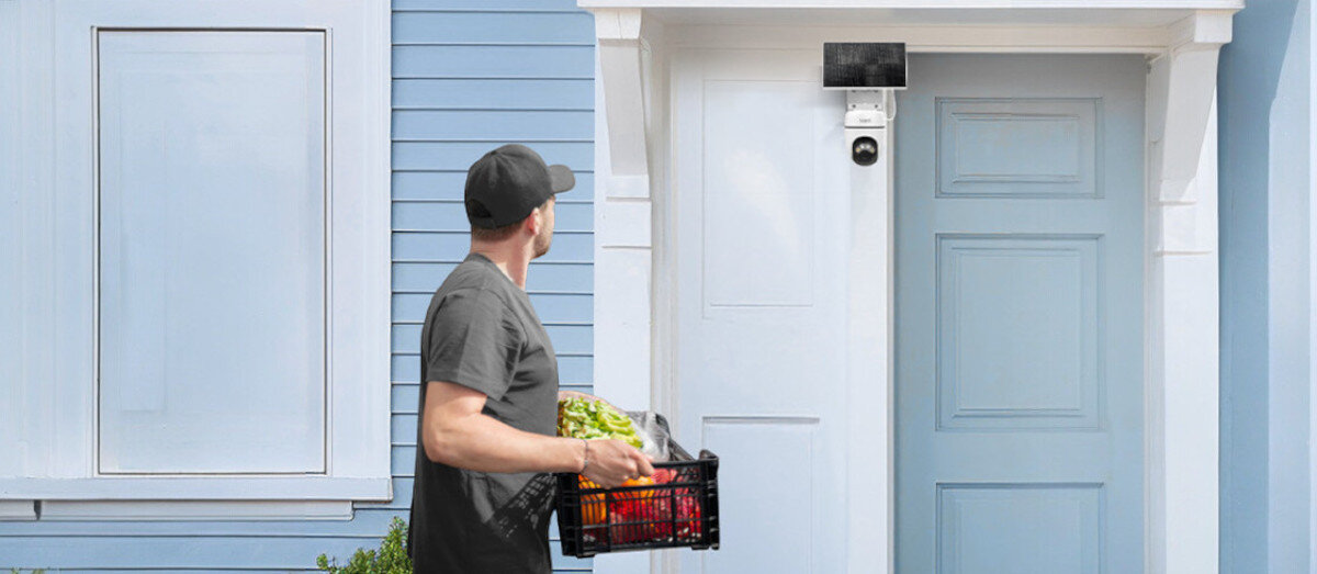 Kamera TP-LINK Tapo C630 Kit Zewnętrzna, Wi-Fi, Kamera obrotowa, rozmowa, dźwięk, mikrofon, alarm, Kurier podchodzący do drzwi domu z kamerą Tapo zamontowaną powyżej, monitorowanie wejścia.