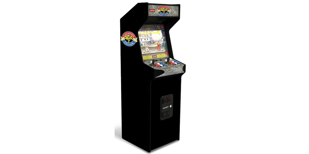 Konsola ARCADE1UP Street Fighter II Deluxe na białym tle.