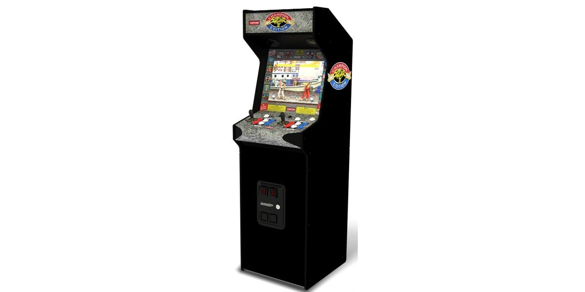 Konsola ARCADE1UP Street Fighter II Deluxe na białym tle.