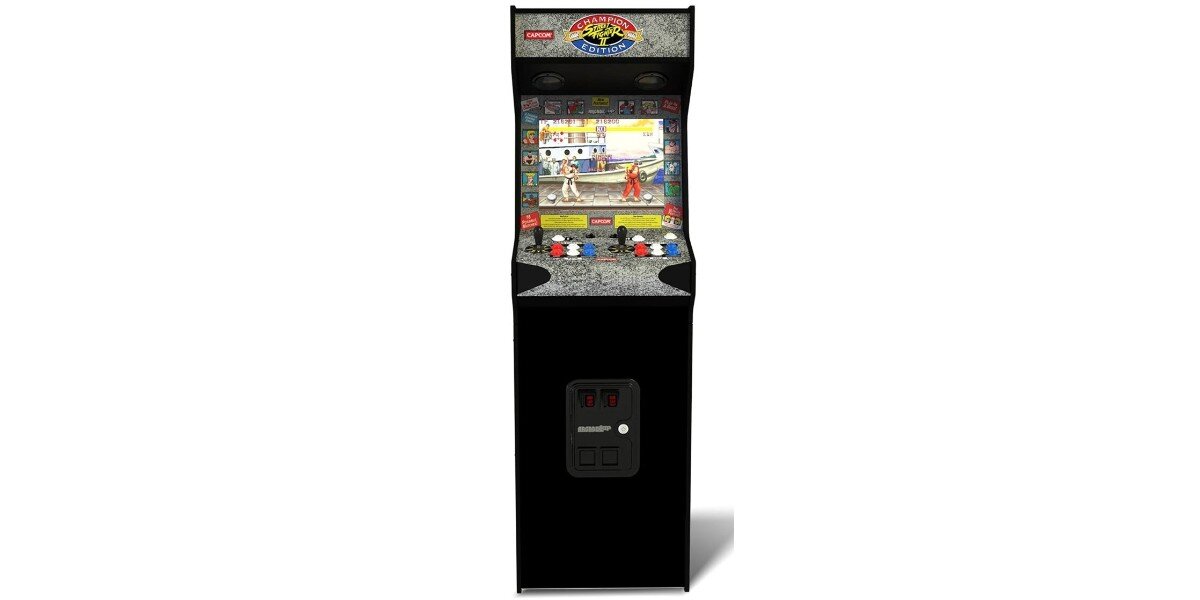 Konsola ARCADE1UP Street Fighter II Deluxe na białym tle.