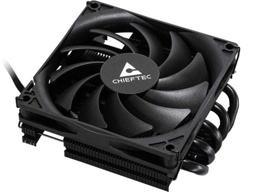 Komputer XQUANTUM XQR5R16S512GB-XA38 Niskoprofilowe chłodzenie procesora z czarnym wentylatorem opatrzonym logo 'CHIEFTEC' oraz widocznymi miedzianymi ciepłowodami