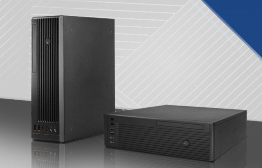 Komputer XQUANTUM XQR5R16S512GB-XA37WP Dwie czarne obudowy komputerowe o prążkowanych frontach, z których jedna stoi pionowo, a druga leży poziomo na płaskiej powierzchni