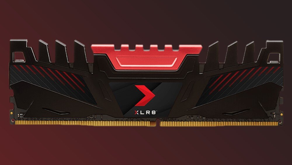 Komputer XQUANTUM XQR5R16S512GB-XA37WP Kość pamięci RAM wyposażona w czarny radiator z czerwonym akcentem w górnej części oraz logo serii 'XLR8' na boku