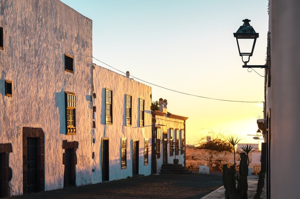 Aparat PANASONIC Lumix DC-S9  słoneczna ulica   