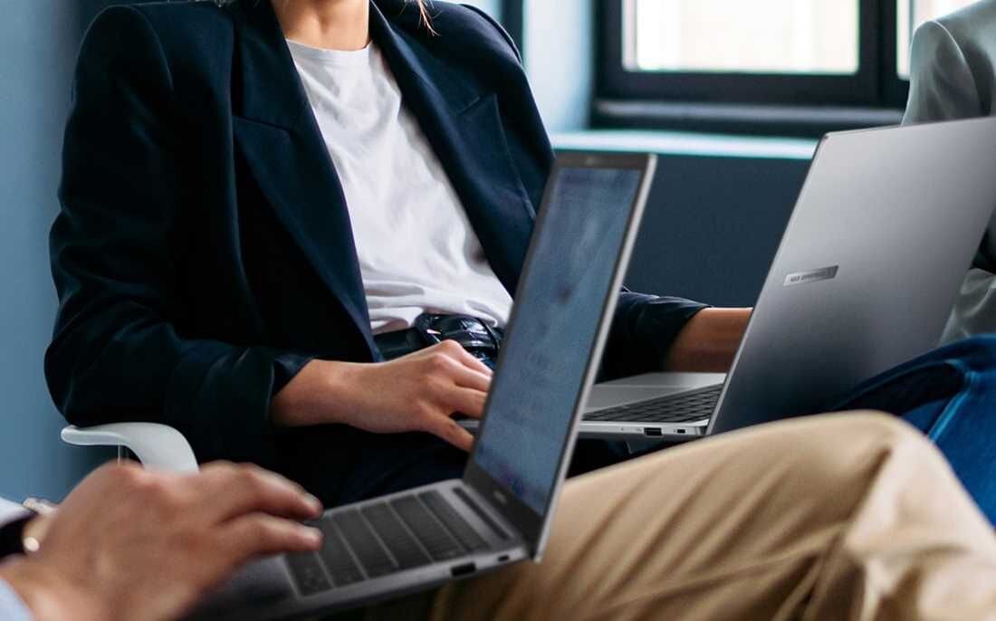 Laptop ExpertBook P5 P5405 na tle ikon MIL‑STD‑810H – lekka i wytrzymała konstrukcja