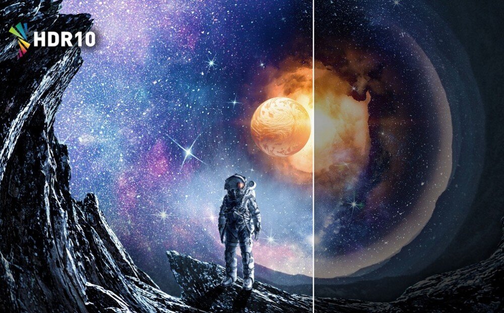 Monitor ACER Predator XB253QF Grafika kosmiczna z astronautą stojącym na skalistej powierzchni, po lewej stronie mniej kontrastowa scena, po prawej wyraźniejszy obraz z lepszymi detalami i logo HDR10