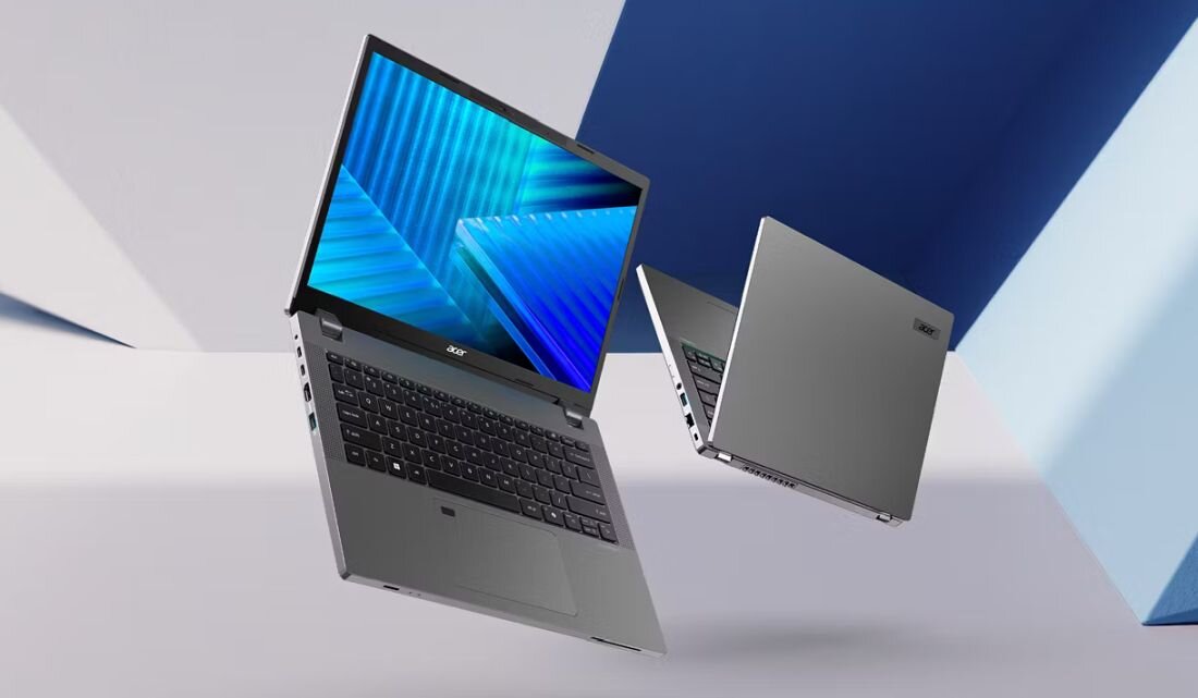 Dwa laptopy w kolorze srebrnym unoszą się w powietrzu na tle geometrycznych kształtów. Na jednym z laptopów widoczne jest logo \'acer\'.