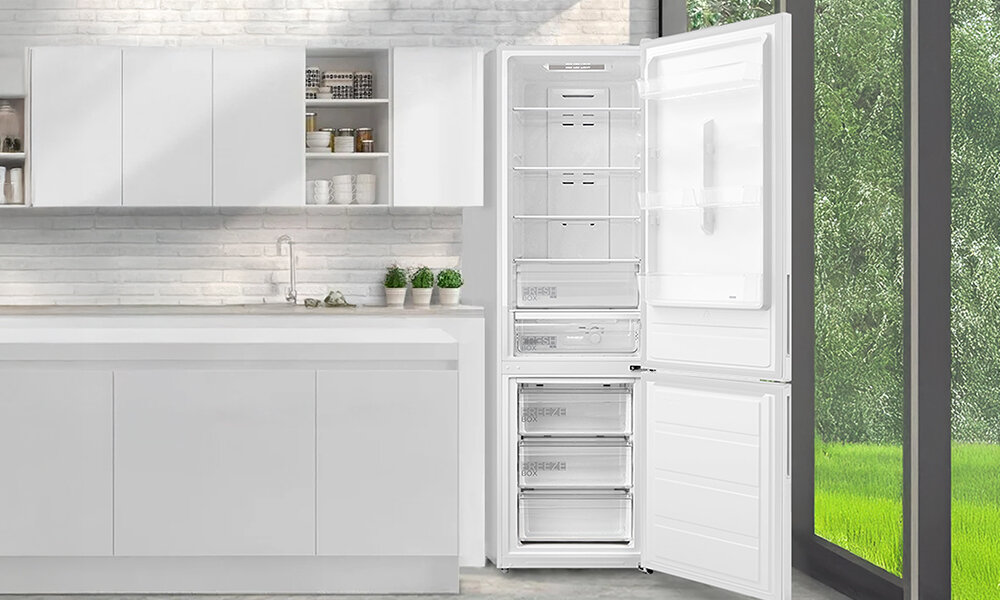 LODÓWKA MIDEA MDRB489FGE01O lifestyle wizualizacja front kuchnia otwarta wnętrze półki szuflady kolor biała