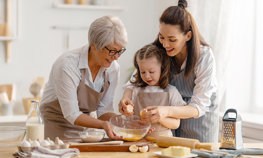 LODÓWKA MIDEA MDRB489FGE01O lifestyle wizualizacja rodzina babcia dziecko wspólne gotowanie akcesoria kuchenne biały kolor pojemność 330l dolny zamrażalnik no frost multiair flow szuflada niska temperatura alarm otwartych drzwi ergonomiczny design intuicyjna obsługa wygląd przestronna funkcjonalna Sprzęt dopasowany do Ciebie
