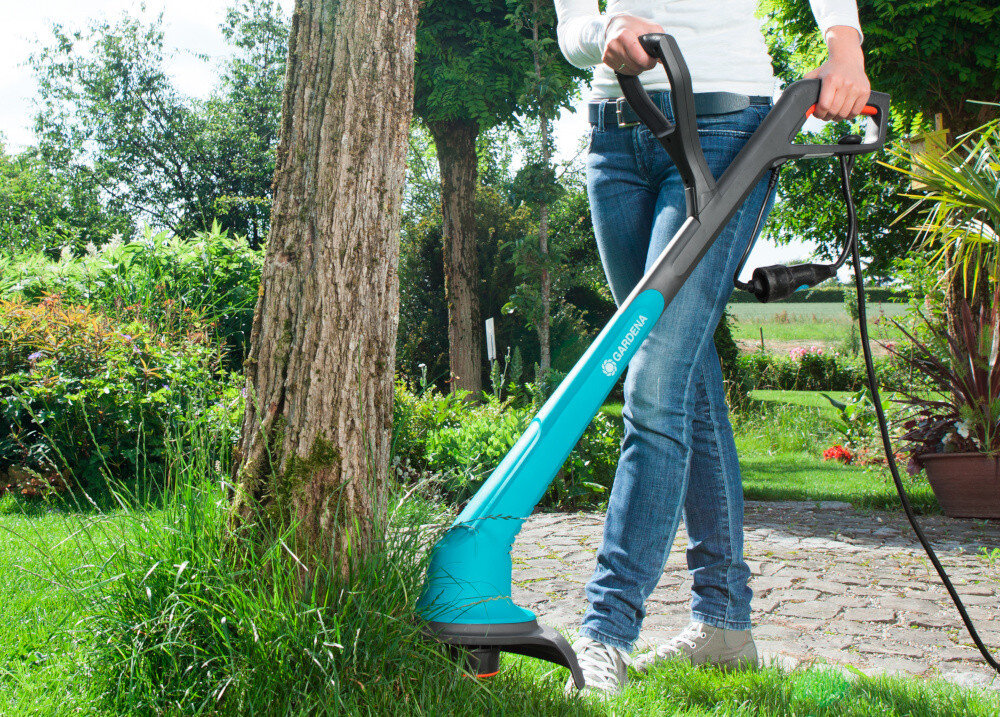 Podkaszarka elektryczna GARDENA SmallCut 300-23 silnik e;elektryczny moc 300 W predkosc obrotowa do 13000 obr/min szybka precyzyjna praca