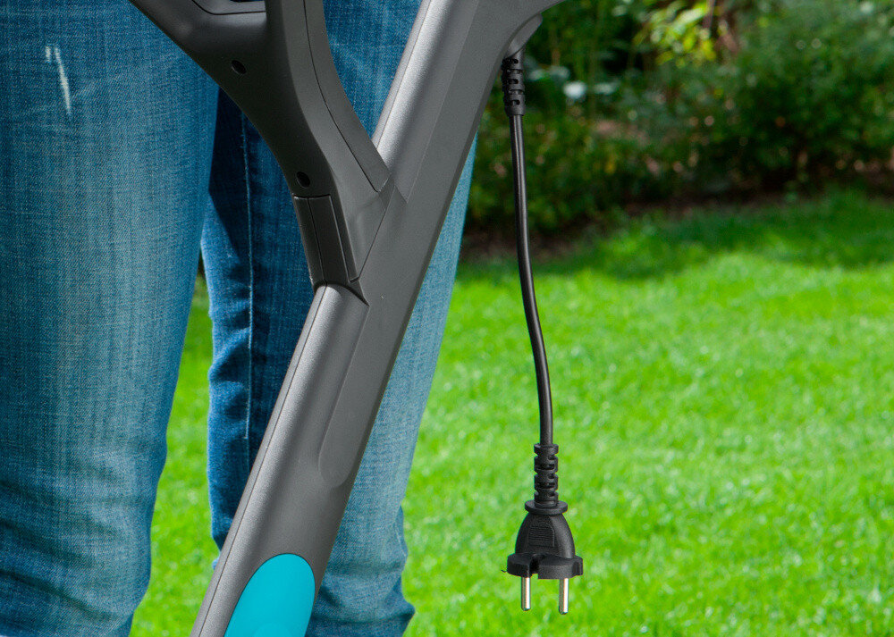 Podkaszarka elektryczna GARDENA SmallCut 300-23 okolo 35-centymetrowy kabel funkcja odciazenia kabla bezpieczne uzytkowanie efektywna szybka