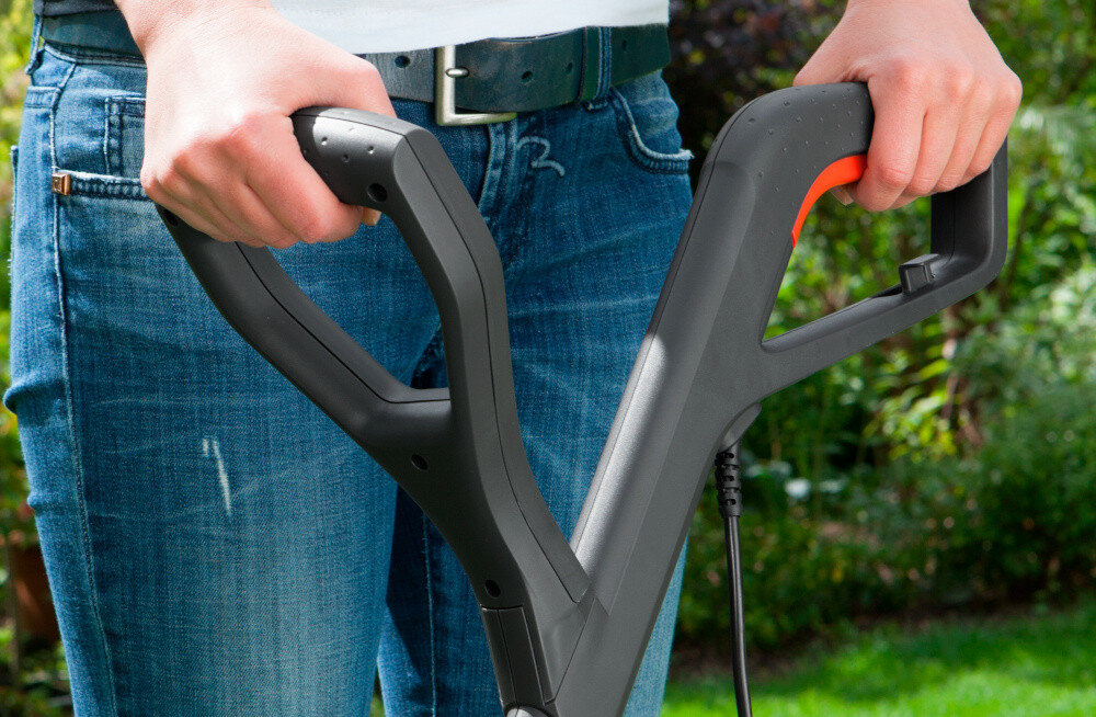 Podkaszarka elektryczna GARDENA SmallCut 300-23 dlugi przedni uchwyt ergonomiczny design atyposlizgowa powloka wygodna w uzyciu lekka wydajna bezpieczna