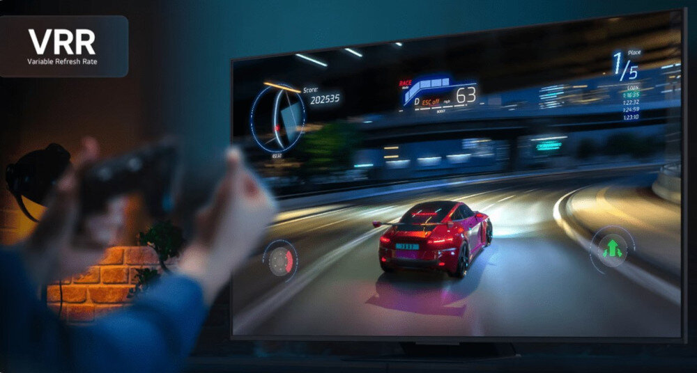 Telewizor LG 50UA75006LA UHD 4K α7 AI Gen8 VRR płynność gier i mniejsze opóźnienia obrazu, osoba trzymająca kontroler w ręku grająca w grę wideo na telewizorze