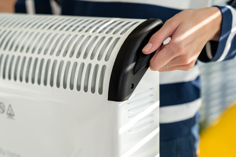 Grzejnik konwektorowy MILLA HOME MCH103 zbliżenie na uchwyty do przenoszenia proste przemieszczanie grzejnika