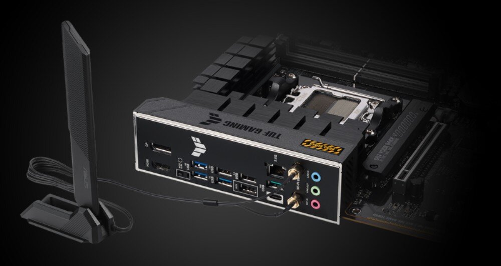 Płyta główna ASUS TUF Gaming B650-E WiFi tylne złącza płyty z anteną Wi-Fi obok, widoczne porty USB, złącza audio i wideo oraz gniazda antenowe