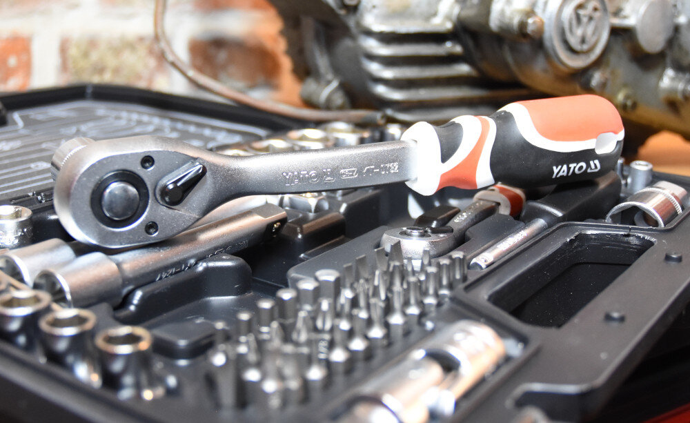 Zestaw kluczy YATO YT-38782 grzechotki 1/2 cala i 1/4 cala trojkomponentowe rekojesci 72 zeby skok roboczy co 5 stopni