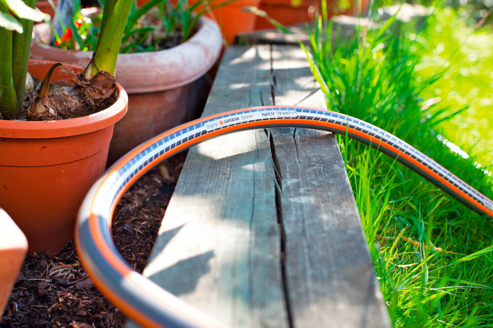 Wąż ogrodowy spiralny GARDENA Comfort HighFlex 3-4 cala 25 m 18083-20 dlugosc 25 metrow dla srednich i duzych ogrodow wygodne podlewanie roslin srednica 3/4 cala 19 mm lekki latwy w obsludze
