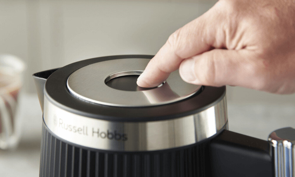 Czajnik RUSSELL HOBBS Bronte Stone 26750-70 Czarny Codzienny komfort użytkowania Wyprofilowany dzióbek Pokrywa typu push-to-open jednym naciśnięciem subtelne podświetlenie
