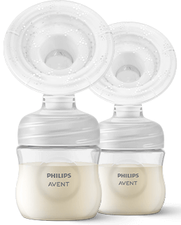 Na obrazie widoczne są dwa laktatory z przezroczystymi nakładkami i pojemnikami na mleko. Na pojemnikach znajduje się napis \'PHILIPS AVENT\'.