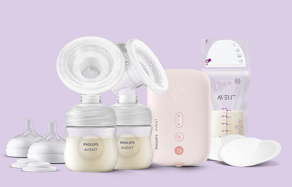 Na obrazie znajduje się zestaw laktatora z dwoma butelkami oznaczonymi napisem \'Philips Avent\', urządzeniem sterującym oraz akcesoriami. W tle widoczny jest woreczek z miarką i logo \'AVENT\'.