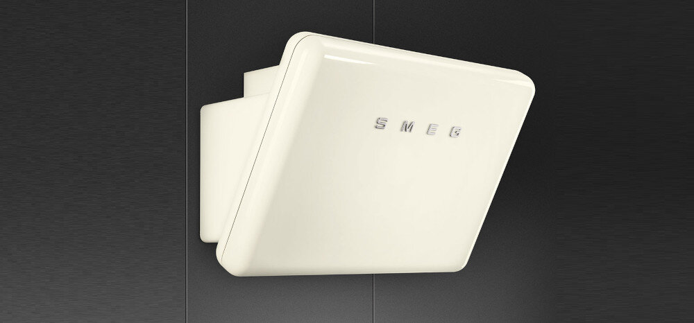 OKAP SMEG KFAB75CR KREMOWY lifestyle ciemne tło front kolor kremowy turbina szerokość 75 cm 67 dB