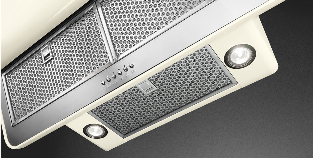 OKAP SMEG KFAB75CR KREMOWY lifestyle ciemne tło front Praktyczne rozwiązania wyciąg pochłaniacz filtry aluminiowe prędkość 4 poziomy boost