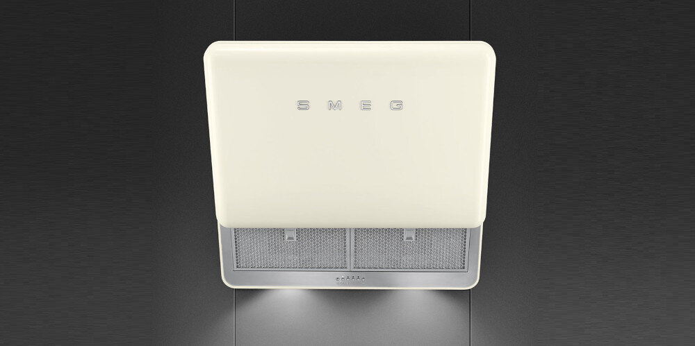 OKAP SMEG KFAB75CR KREMOWY lifestyle ciemne tło front oświetlenie LED oszczędność energii łatwe ustawienia