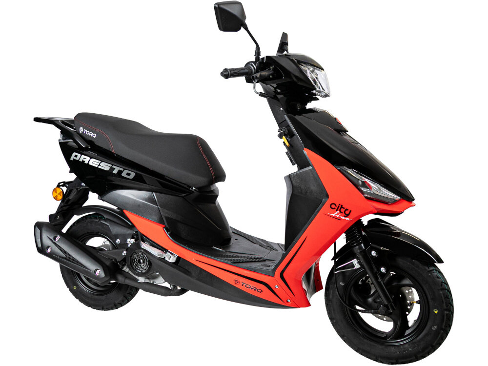 Skuter TORQ Presto BQ50QT-5J 50cm3 10 cali 5l Czarno-czerwony skuter na białym tle widoczny z boku lekko pod skosem środek transportu wygoda mobilność łatwe manewrowanie