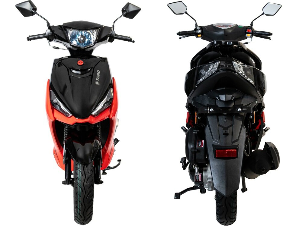 Skuter TORQ Presto BQ50QT-5J 50cm3 10 cali 5l Czarno-czerwony skuter w dwóch ujęciach widok od przodu i od tyłu białe tło do codziennych dojazdów sprawnego poruszania się po mieście rekreacyjnych przejażdżek swobodne przemieszczanie się bez stania w korkach dla osób posiadających prawo jazdy AM lub wyższe