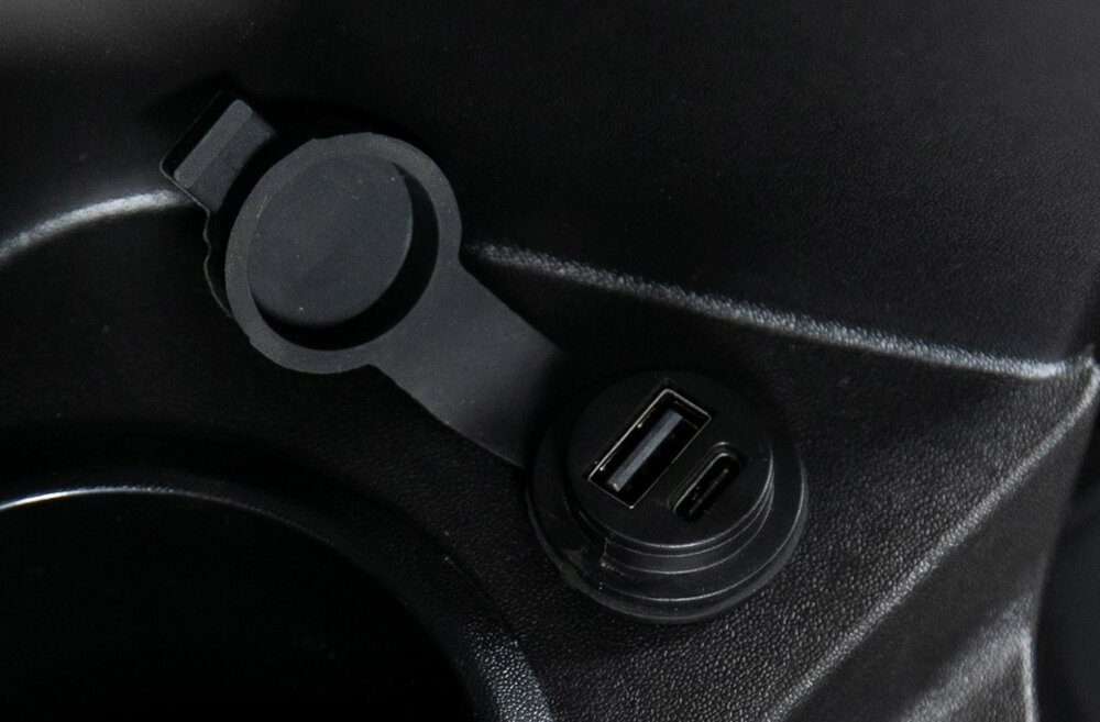 Skuter TORQ Presto BQ50QT-5J 50cm3 10 cali 5l Czarno-czerwony zbliżenie na otwór ze złączami złącza USB-A USB-C ładowanie smartfona, nawigacji lub innych urządzeń mobilnych pozwala pozostać w kontakcie i korzystać z potrzebnych aplikacji bez obaw o wyczerpanie baterii zwiększa komfort codziennego użytkowania