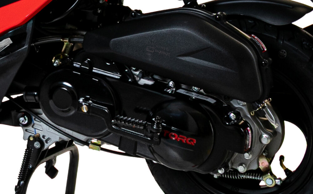 Skuter TORQ Presto BQ50QT-5J 50cm3 10 cali 5l Czarno-czerwony zbliżenie na silnik białe tło czterosuwowy silnik o pojemności 50 cm³ płynna i spokojna praca niskie spalanie pozwala ograniczyć częstotliwość tankowania chłodzenie powietrzem wspiera stabilne działanie jednostki napędowej moc 2,86 KM rozpędzanie się do prędkości 45 km/h