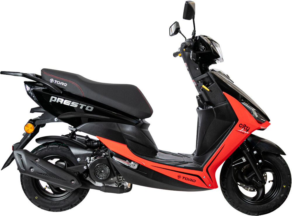 Skuter TORQ Presto BQ50QT-5J 50cm3 10 cali 5l Czarno-czerwony skuter na białym tle widoczny z boku automatyczna skrzynia biegów CVT brak konieczności zmiany biegów napęd pasowy płynne przenoszenie mocy jazda jest bardziej komfortowa