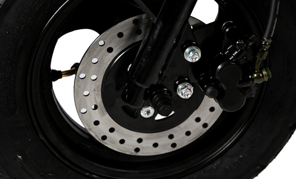 Skuter TORQ Presto BQ50QT-5J 50cm3 10 cali 5l Czarno-czerwony zbliżenie na tarczę hamulcową przedni hamulec tarczowy skuteczne i szybkie wytracanie prędkości tylny hamulec bębnowy wspomaga proces hamowania stabilne i przewidywalne zatrzymanie skutera poprawia bezpieczeństwo jazdy większe poczucie kontroli