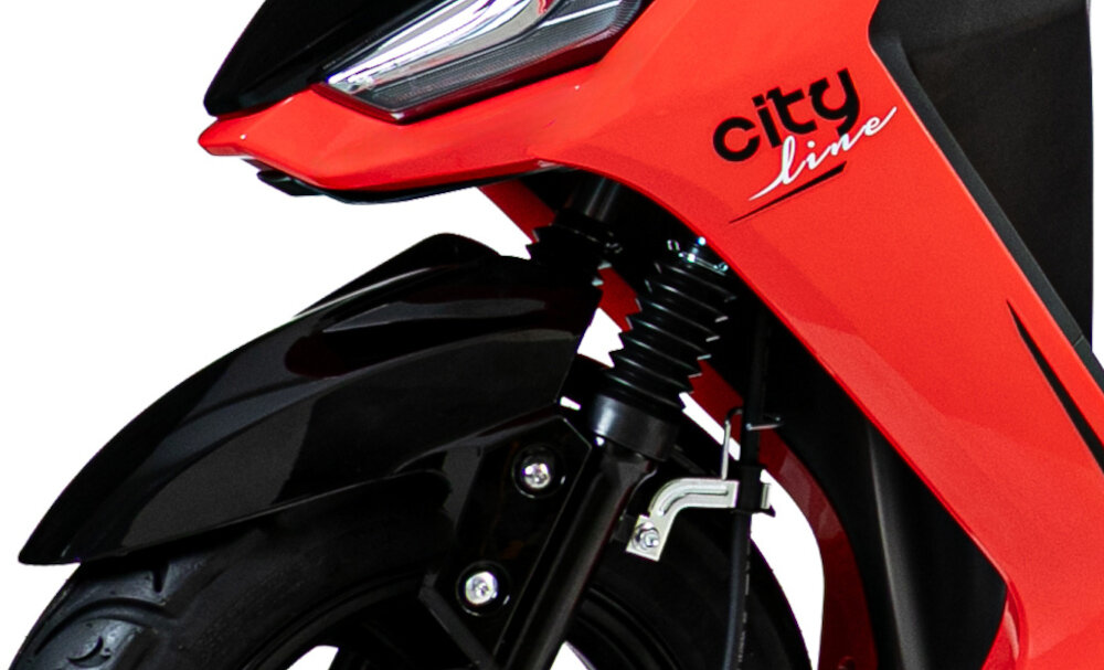 Skuter TORQ Presto BQ50QT-5J 50cm3 10 cali 5l Czarno-czerwony zbliżenie na przedni widelec białe tło zawieszenie przednie oparte na widelcu teleskopowym tylny pojedynczy amortyzator skutecznie redukują drgania komfort użytkownika