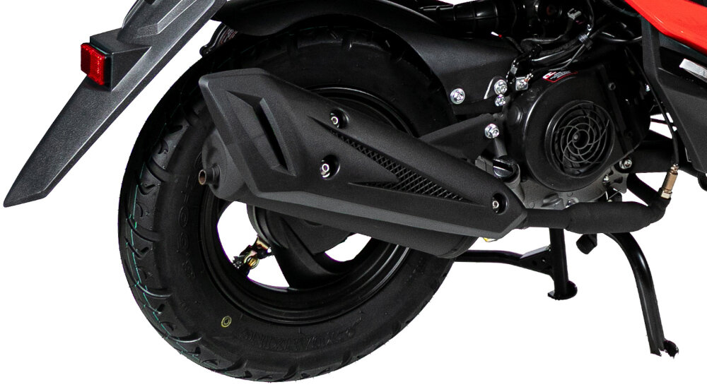 Skuter TORQ Presto BQ50QT-5J 50cm3 10 cali 5l Czarno-czerwony zbliżenie na tylne koło białe tło koła o średnicy 10 cali stabilne prowadzenie łatwe manewrowanie dopuszczalne obciążenie do 160 kg dwa miejsca siedzące