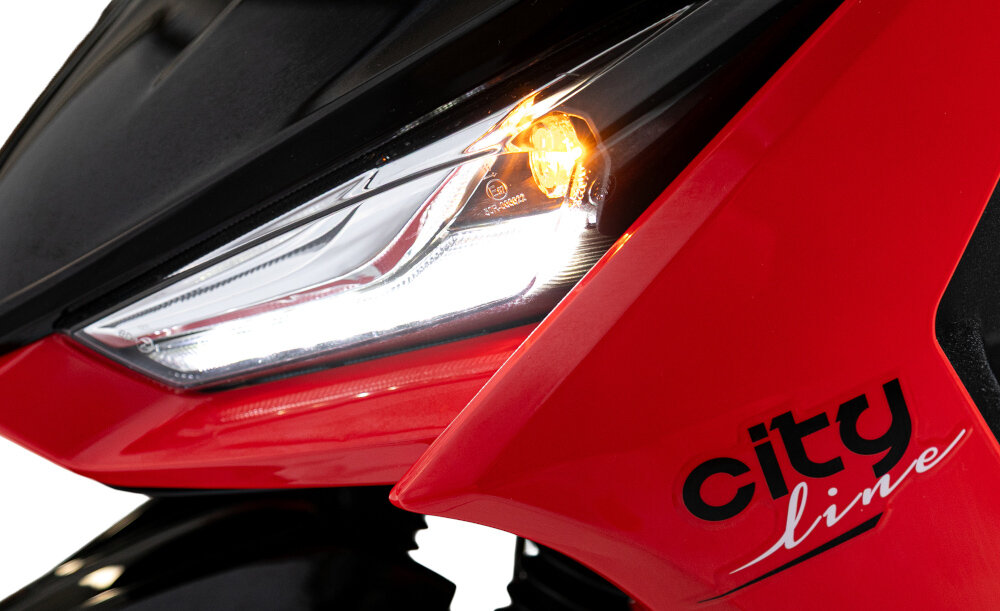 Skuter TORQ Presto BQ50QT-5J 50cm3 10 cali 5l Czarno-czerwony zbliżenie na przedni reflektor włączone światło białe tło przednie i tylne oświetlenie LED wyraźna widoczność w każdych warunkach poprawia bezpieczeństwo technologia LED niski pobór energii długa żywotność