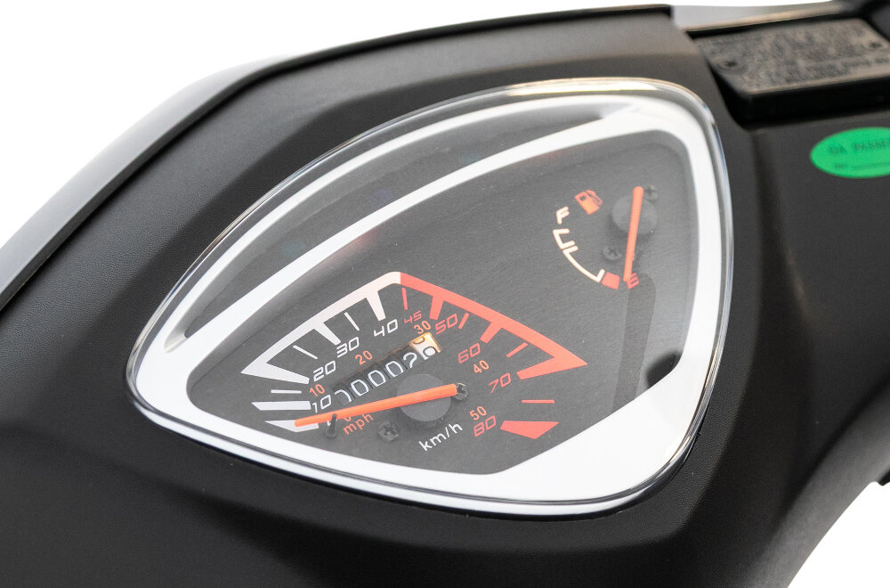 Skuter TORQ Presto BQ50QT-5J 50cm3 10 cali 5l Czarno-czerwony zbliżenie na wyświetlacz białe tło czytelny analogowy wyświetlacz szybki dostęp do najważniejszych informacji podczas jazdy prosta i intuicyjna konstrukcja korzystanie ze skutera jest wygodne i bezpieczne