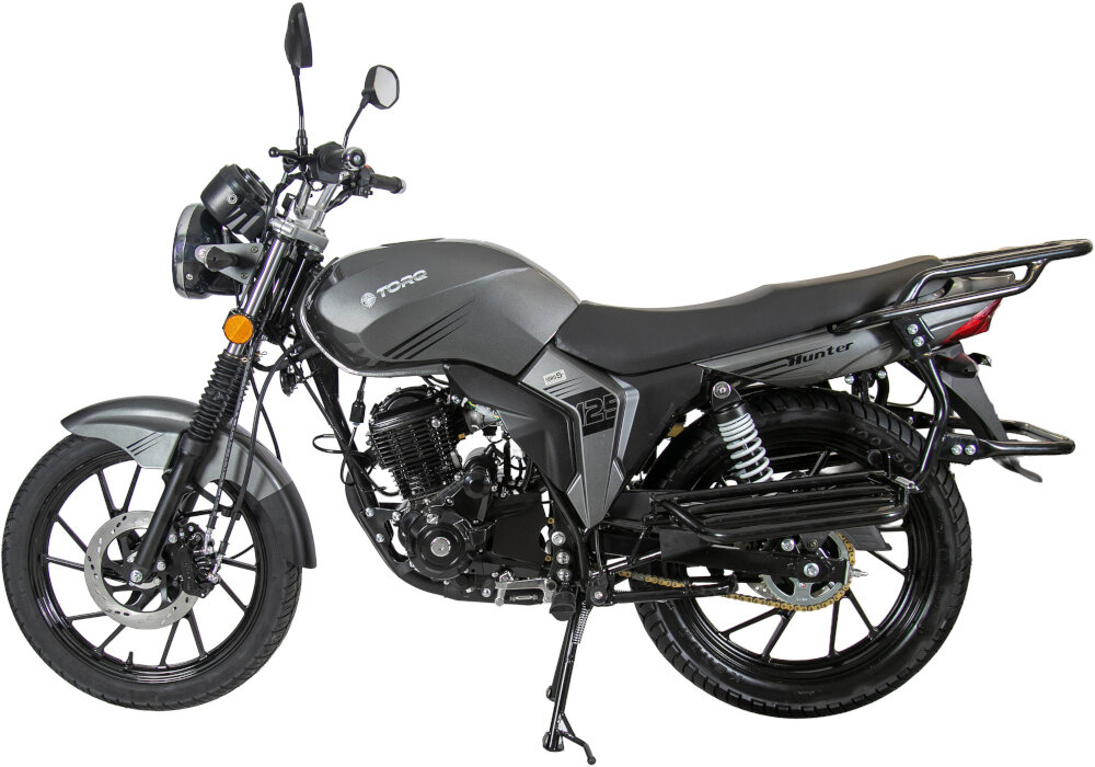 Motocykl TORQ Hunter 125 MC125-5 124.4cm3 11l Szary motocykl na białym tle widoczny z boku zbiornik paliwa 11 l około 136 kg dopuszczalne obciążenie do 166 kg