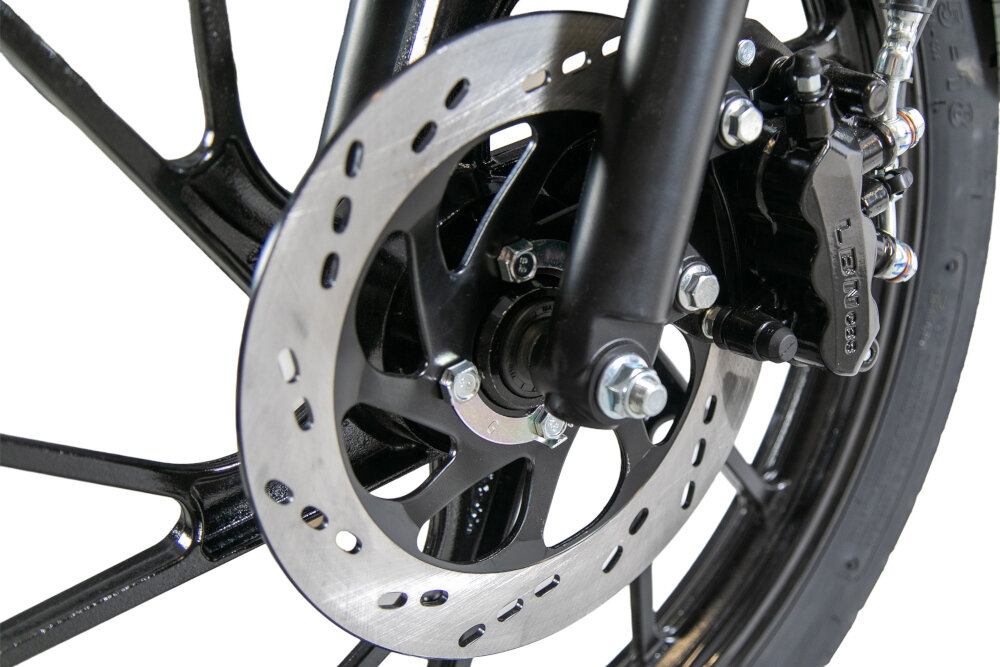 Motocykl TORQ Hunter 125 MC125-5 124.4cm3 11l Szary zbliżenie na tarczę hamulcową przednie i tylne hamulce tarczowe precyzyjne zatrzymanie pojazdu bezpieczeństwo kontrolę komfort jazdy Łańcuchowe przeniesienie napędu łatwą eksploatację motocykla i niskie koszty serwisowania