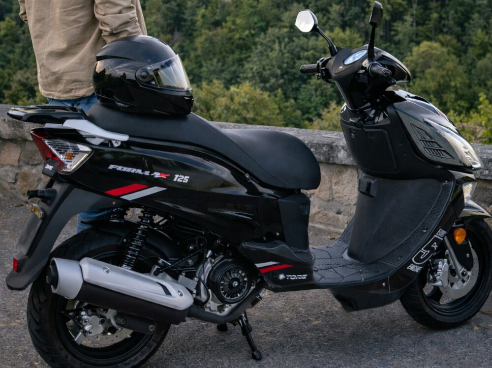 Motocykl ZNEN ZNAT125 (ZN125T-8F) Formax 125cm3 13 cali 5.5l Czarny motocyklu pośrodku ulicy do codziennego przemieszczania się po drogach dwa miejsca dopuszczalne obciążenie do 160 kg do 80 km/h