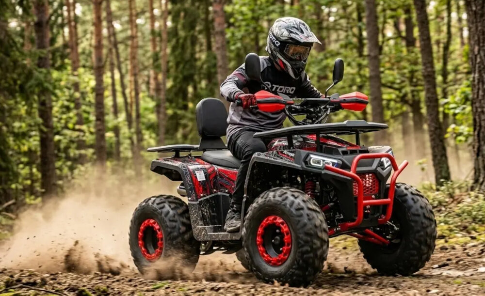 Quad TORQ Viper 125 3+1 VIP125RB-3 Czerwony teren osoba w kasku jedzie na quadzie rekreacyjna jazda wszechstronność
