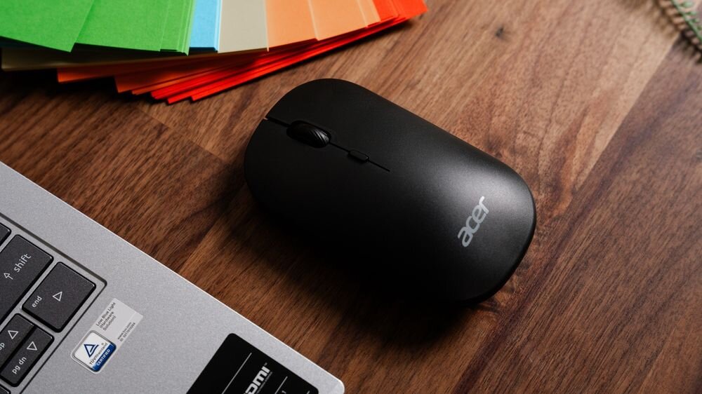 ACER AMR130 Acer AMR130 bezprzewodowa mysz komputerowa stabilne połączenie Acer AMR130 - mysz z perspektywy od góry obok laptopa na drewnianym blacie