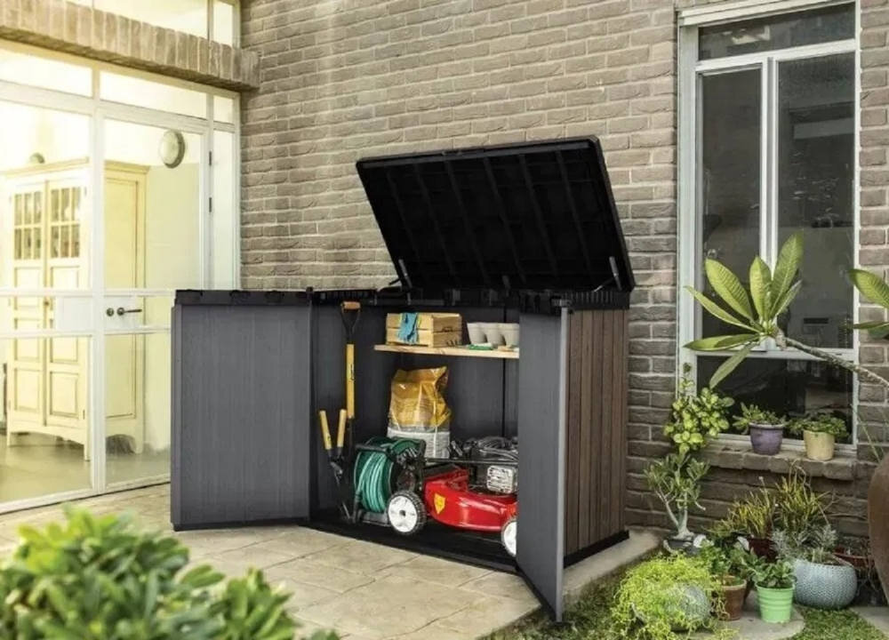 Szafa ogrodowa KETER Store It Out Darwin 1150L Brązowy zdjęcie lifestyle Pojemny schowek do ogrodu