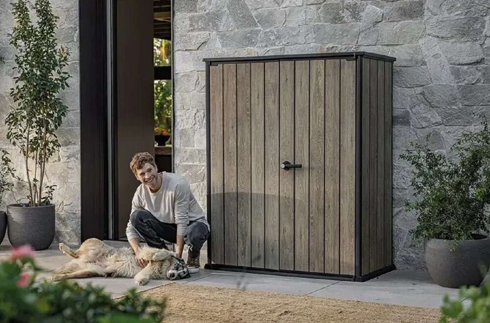 Szafa ogrodowa KETER Deco Vertical Shed 1400L Szaro-brązowy zdjęcie lifestyle Praktyczne przechowywanie