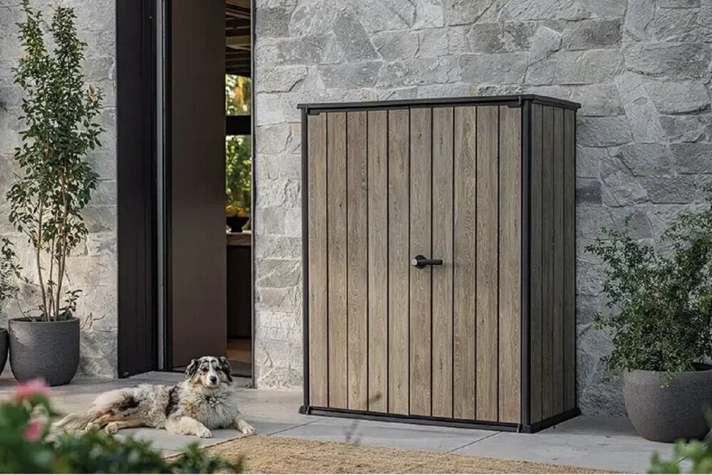 Szafa ogrodowa KETER Deco Vertical Shed 1400L Szaro-brązowy zdjęcie lifestyle Odporność na pogodę Technologia DecoCoat