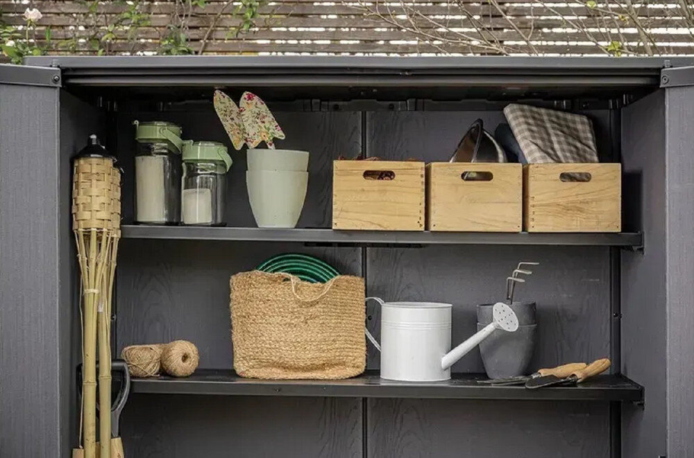 Szafa ogrodowa KETER Deco Vertical Shed 1400L Szaro-brązowy zdjęcie lifestyle Wygodna organizacja Pojemność 1400 l wymiary waga swoboda