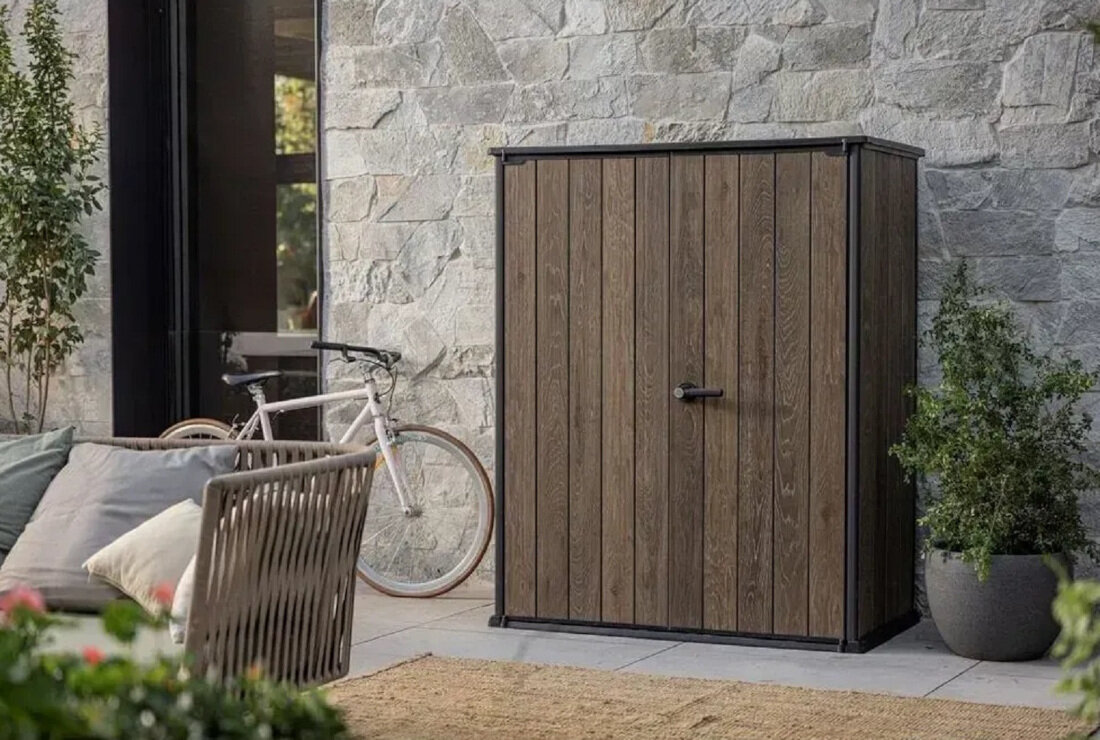 Szafa ogrodowa KETER Deco Vertical Shed 1400L Brązowy zdjęcie lifestyle Praktyczne przechowywanie