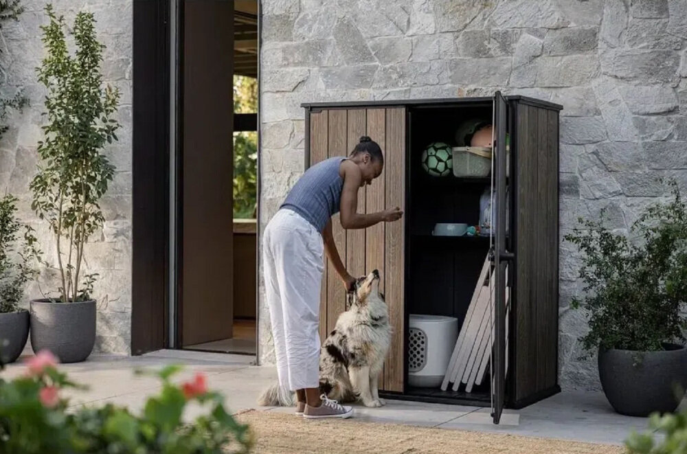 Szafa ogrodowa KETER Deco Vertical Shed 1400L Brązowy zdjęcie lifestyle Duża pojemność pionowa konstrukcja Dwie półki 