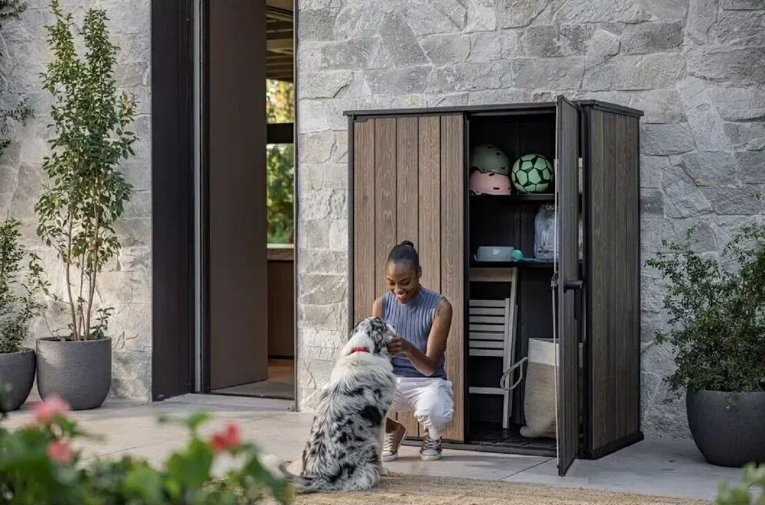 Szafa ogrodowa KETER Deco Vertical Shed 1400L Brązowy zdjęcie lifestyle Odporność na pogodę Technologia DecoCoat